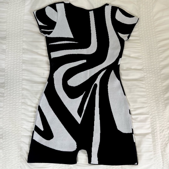 “NothingButStyle” Wavy Knitted Cut Out Playsuit Black and White Size Medium - Picture 4 of 5